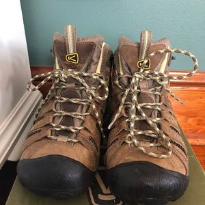 KEEN HIKING LOW BOOTS. EXCELLENT PRE-OWNED CONDITION! SIZE 9 WOMENS